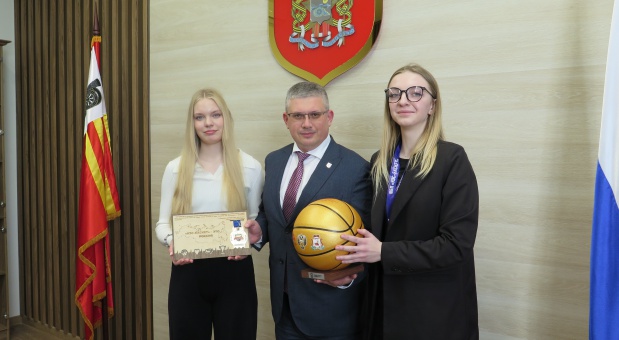 Глава города Александр Новиков встретился с победителями школьной баскетбольной лиги
