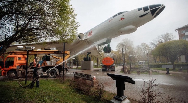 В сквере на улице Багратиона помыли памятник самолету «ТУ–16»