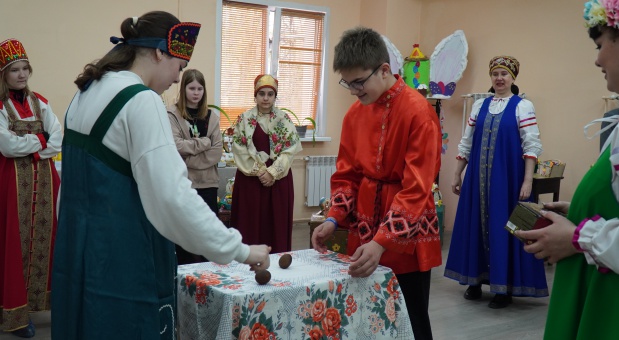 В Смоленске молодежь ознакомили с обычаями и обрядами народного праздника