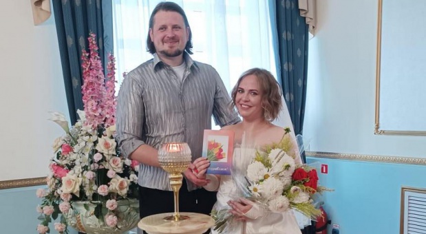 В ЗАГСе Смоленска супружеская пара отметила хрустальный юбилей